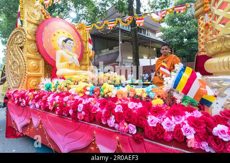 Kuala Lumpur, Malesia, 4th 2023 maggio: Monaco seduto su una parata galleggiante, in processione per celebrare il Wesak Day al Maha Vihara Budd Foto Stock