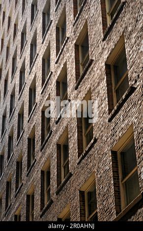 Facciata di un vecchio edificio in mattoni. Foto Stock