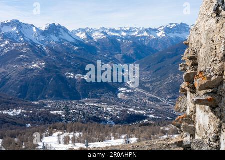 Vista della Valle di Susa (Piemonte, Alpi italiane) da un bunker di guerra del vecchio mondo in cima alla montagna Foto Stock