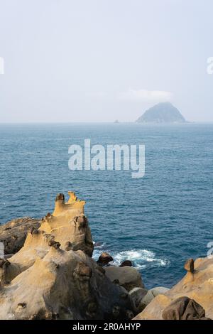 Heping Island Park formazione rocciosa costiera e mare a Keelung, Taiwan Foto Stock