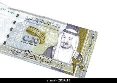 Lato opposto di 20 SAR Twenty Saudi Arabia Riyals banconota moneta conto emissione commemorativa con ritratto di re Salman , 3D logo del Regno Foto Stock