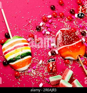 Collezione mista di caramelle colorate, su sfondo rosa. Vista dall'alto. Foto Stock