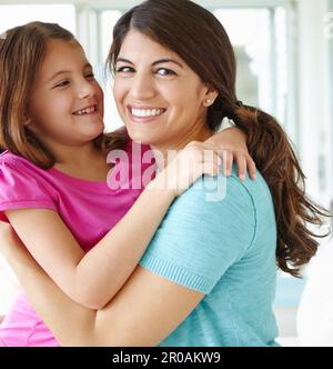 Abbracciando affettuosamente. Una madre e una figlia si abbracciano felicemente. Foto Stock