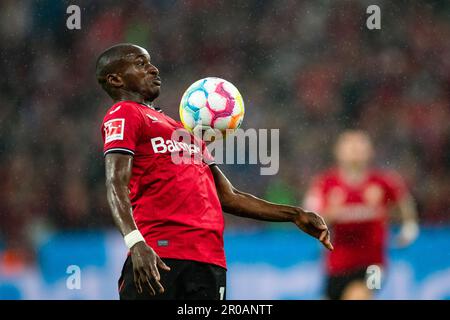 Leverkusen, Germania. 05th maggio, 2023. Calcio: Bundesliga, Bayer Leverkusen - 1. FC Köln, giorno 31, BayArena. Moussa Diaby di Leverkusen gioca la palla. Credit: Marius Becker/dpa - NOTA IMPORTANTE: In conformità ai requisiti della DFL Deutsche Fußball Liga e del DFB Deutscher Fußball-Bund, è vietato utilizzare o utilizzare fotografie scattate nello stadio e/o della partita sotto forma di sequenze di immagini e/o serie di foto simili a video./dpa/Alamy Live News Foto Stock