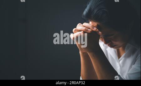 La vita cattolica cristiana crisi la preghiera a dio. Donna prega dio per la benedizione di desiderare avere una vita migliore. Le mani della persona pregano dio. Implorando per f Foto Stock