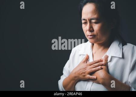 La vita cattolica cristiana crisi la preghiera a dio. Donna prega dio per la benedizione di desiderare avere una vita migliore. Le mani della persona pregano dio. Implorando per f Foto Stock