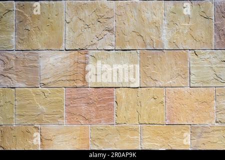 Sfondo da un muro fatto di pietre naturali marroni Foto Stock