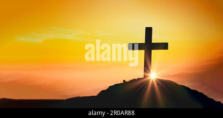 Crocifissione di Gesù Cristo - Croce al tramonto. Il concetto della resurrezione di Gesù nel cristianesimo. Crocifissione sulle colline del Calvario o del Golgota in h Foto Stock