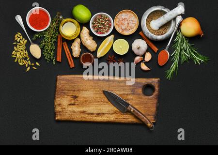 Fondo di cottura con spezie, erbe aromatiche e condimenti Foto Stock