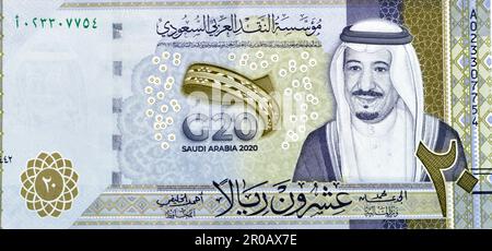 Grande frammento di lato opposto di 20 SAR Twenty Saudi Arabia Riyals banconote moneta conto emissione commemorativa con ritratto di re Salman , 3D Foto Stock