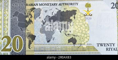 Grande frammento di lato inverso di 20 SAR Twenty Saudi Arabia Riyals banconote moneta conto emissione commemorativa con una mappa del mondo raffigurante Foto Stock