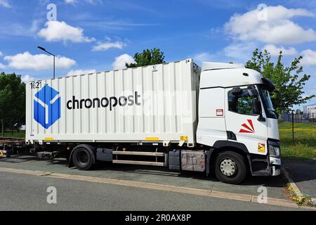 Bordeaux , Aquitaine France - 05 02 2023 : Chronopost logo consegna camion segno renault testo per il corriere di trasporto post francese Foto Stock