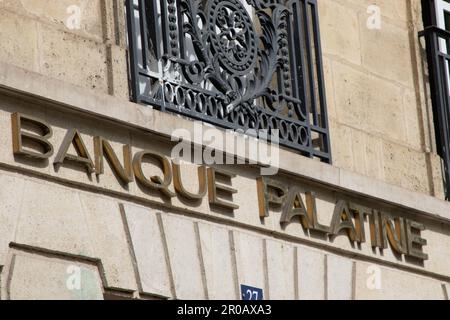 lyon , Aura France - 05 01 2023 : Banque Palatine logo testo e segno marchio parete facciata banca francese per la vendita al dettaglio e private banking Foto Stock