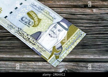 Lato opposto di 20 SAR Twenty Saudi Arabia Riyals banconota moneta conto emissione commemorativa con ritratto di re Salman , 3D logo del Regno Foto Stock