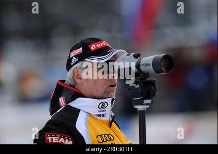 Uwe MÜSSIGGANG (Bundestrainer Biathlon Frauen) schaut durchs Fernglas.Biathlon Welt Cup in Hochfilzen 13.12.2008. 10 km da Verfolgung der Frauen. Foto Stock
