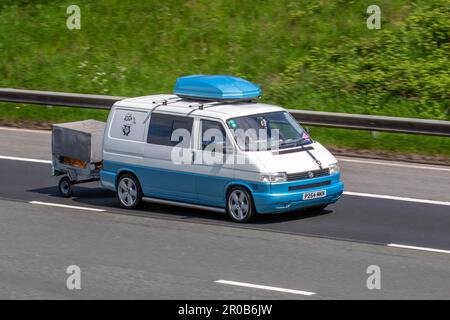 1997 90s anni Novanta Blue White VW Volkswagen 800 Special TD SWB, con rimorchio; viaggiando sull'autostrada M61, Regno Unito Foto Stock