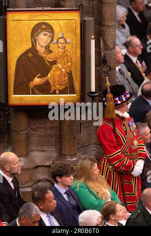 Il re Carlo III e la regina Consort, Abbazia di Westminster. Carlo e Camilla lasciano l'Abbazia attraverso la Grande porta Ovest Foto Stock