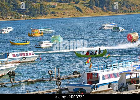 Gruppo di persone godono le attività sul lago Titicaca nella città di Copacabana, Bolivia, Sud America Foto Stock