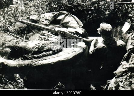 World War Two B&W foto . Un soldato tedesco in una trincea con un MG42 East Prussia 1945 Foto Stock