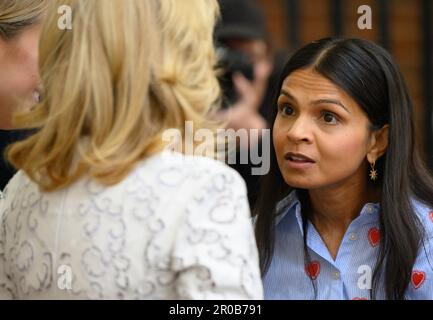 Akshata Murty - moglie del primo ministro Rishi Sunak - parlando con la First Lady americana Jill Biden al Grande pranzo di incoronazione da loro ospitato in Downing Street Foto Stock