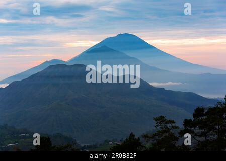 Paesaggio di montagna a Bali, Indonesia. Vulcani Batur e Agung Foto Stock