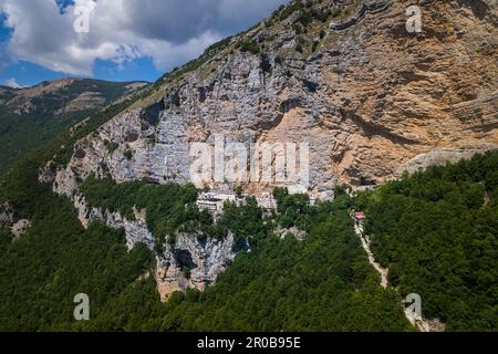 Veduta aerea del Santuario della Santissima Trinità di Vallepietra e della parete rocciosa sovrastante. Vallepietra, Lazio, Italia, Europa Foto Stock