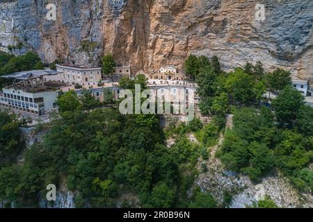 Veduta aerea del Santuario della Santissima Trinità di Vallepietra e della parete rocciosa sovrastante. Vallepietra, Lazio, Italia, Europa Foto Stock