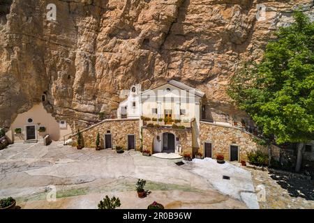 Veduta aerea del Santuario della Santissima Trinità di Vallepietra e della parete rocciosa sovrastante. Vallepietra, Lazio, Italia, Europa Foto Stock