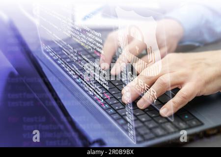 Primo piano delle mani di un uomo sulla tastiera di un notebook. Concetto lo sviluppo di antivirus, cybersicurezza, protezione dei dati, applicazioni firewall Foto Stock