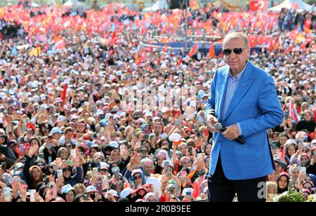 Istanbul, Turchia. 08th maggio, 2023. (230508) -- ISTANBUL, 8 maggio 2023 (Xinhua) -- il presidente turco Recep Tayyip Erdogan interviene in un raduno politico tenutosi all'aeroporto Ataturk di Istanbul, T¨¹rkiye, 7 maggio 2023. Nel fine settimana si sono svolte raduni su larga scala a Istanbul, la città più grande del paese, che hanno segnato l'ultimo fine settimana prima delle prossime elezioni presidenziali e parlamentari previste per il maggio 14th. Domenica, il presidente Recep Tayyip Erdogan, in rappresentanza dell'Alleanza popolare della coalizione elettorale, ha attirato centinaia di migliaia di sostenitori al suo raduno. Che si svolge dalla parte europea Foto Stock