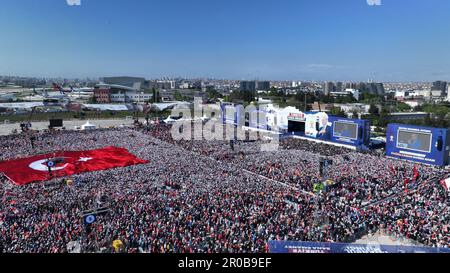 Istanbul, Turchia. 08th maggio, 2023. (230508) -- ISTANBUL, 8 maggio 2023 (Xinhua) -- questa foto scattata il 7 maggio 2023 mostra un raduno politico tenuto all'aeroporto Ataturk di Istanbul, T¨¹rkiye. Nel fine settimana si sono svolte raduni su larga scala a Istanbul, la città più grande del paese, che hanno segnato l'ultimo fine settimana prima delle prossime elezioni presidenziali e parlamentari previste per il maggio 14th. Domenica, il presidente Recep Tayyip Erdogan, in rappresentanza dell'Alleanza popolare della coalizione elettorale, ha attirato centinaia di migliaia di sostenitori al suo raduno. Si svolge sul lato europeo della città, Erdogan Hig Foto Stock