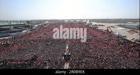 Istanbul, Turchia. 08th maggio, 2023. (230508) -- ISTANBUL, 8 maggio 2023 (Xinhua) -- questa foto scattata il 7 maggio 2023 mostra un raduno politico tenuto all'aeroporto Ataturk di Istanbul, T¨¹rkiye. Nel fine settimana si sono svolte raduni su larga scala a Istanbul, la città più grande del paese, che hanno segnato l'ultimo fine settimana prima delle prossime elezioni presidenziali e parlamentari previste per il maggio 14th. Domenica, il presidente Recep Tayyip Erdogan, in rappresentanza dell'Alleanza popolare della coalizione elettorale, ha attirato centinaia di migliaia di sostenitori al suo raduno. Si svolge sul lato europeo della città, Erdogan Hig Foto Stock