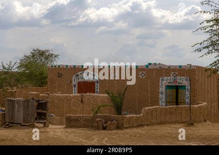Tradizionale casa di fango in un villaggio rurale del Punjab, tradizionale casa di fango dipinto della zona rurale del Chistan Foto Stock