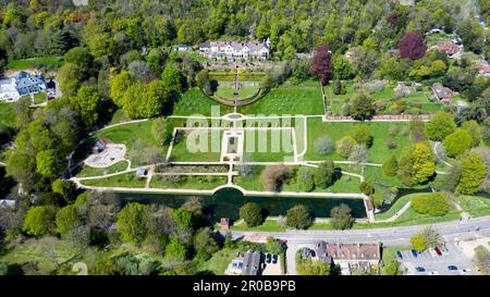 Veduta aerea dei Russel Gardens e di Kearsney Court presa da un Drone che volava sopra il Monte Coxhill Foto Stock