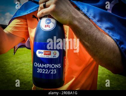 Champions Bottle durante la partita della Sky Bet League 1 Port vale vs Plymouth Argyle a vale Park, Burslem, Regno Unito, 7th maggio 2023 (Foto di Stan Kasala/News Images) Foto Stock