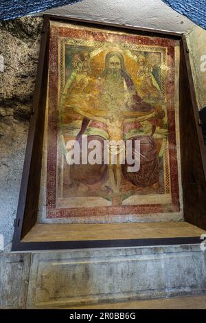 Santuario della Santissima Trinità di Vallepietra, antico affresco raffigurante la Santissima Trinità. Vallepietra, Lazio, Italia, Europa Foto Stock