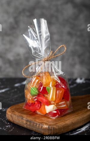 Gocce di frutta. Caramelle aromatizzate alla frutta su fondo scuro. Primo piano Foto Stock