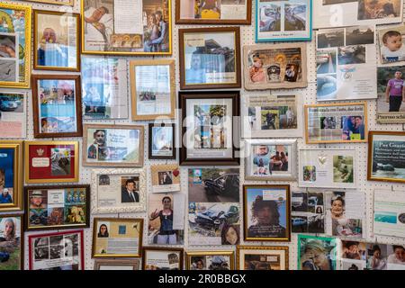 Ex voto offerto in devozione per le grazie ricevute dalla Santissima Trinità di Vallepietra. Fotografie e cuori in argento. Vallepietra, Lazio Foto Stock