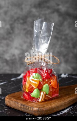 Gocce di frutta. Caramelle aromatizzate alla frutta su fondo scuro Foto Stock