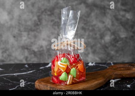 Gocce di frutta. Caramelle aromatizzate alla frutta su fondo scuro Foto Stock