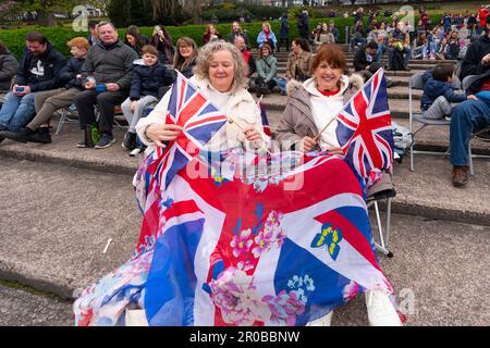 Edimburgo, Scozia, Regno Unito. 6 maggio 2023. Scene da Edimburgo il giorno dell'incoronazione di re Carlo III Members del pubblico con i jack sindacali orologio Foto Stock