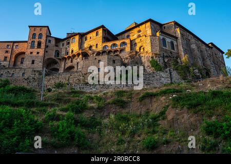 Le case arroccate l'una sull'altra della città medievale di Subiaco. Subiaco, provincia di Roma, Lazio, Italia, Europa Foto Stock