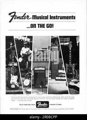 IN VIAGGIO. Un annuncio a pagina intera per i vari prodotti di Fender da una rivista di musica della metà degli anni '60. Presenta chitarre basso, amplificatori, banjos, chitarre elettriche e microfoni. Foto Stock