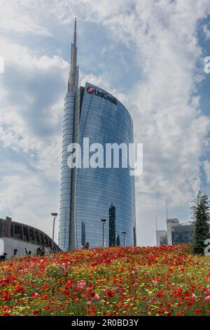 Milano, Italia - maggio 7 2023 - UniCredit torre Milano con fiori Foto Stock