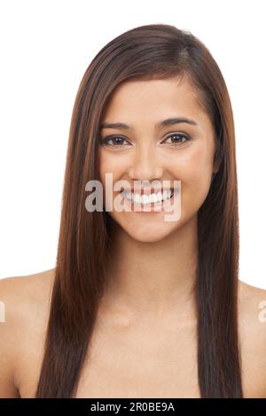Shes fiducioso circa il suo regime di cura dei capelli. Ritratto di una giovane donna attraente con capelli lunghi e sani. Foto Stock