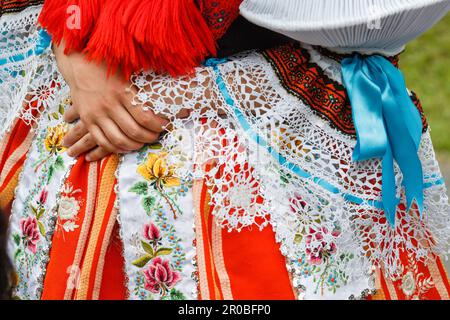 Dettagli sui costumi durante il tradizionale festival Moravo The Ride of the Kings a Vlcnov, Moravia meridionale, Repubblica Ceca. Foto Stock