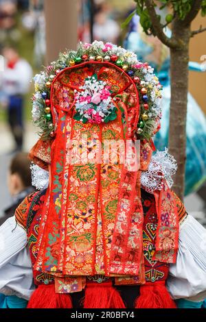 Dettagli sui costumi durante il tradizionale festival Moravo The Ride of the Kings a Vlcnov, Moravia meridionale, Repubblica Ceca. Foto Stock