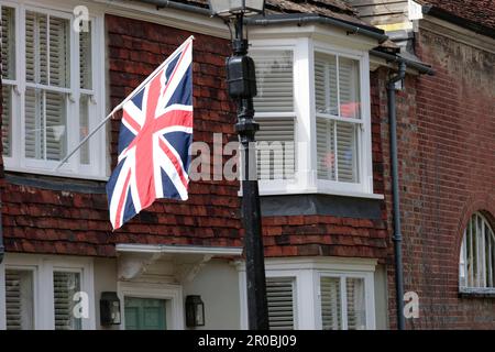 Re charles111 celebrazione dell'incoronazione maggio 2003 Horsham W. sussex uk Union Jack bandiera sugli edifici di horsham Foto Stock