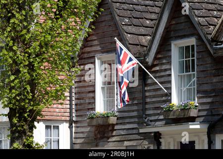 Re charles111 celebrazione dell'incoronazione maggio 2003 Horsham W. sussex uk Union Jack bandiera sugli edifici di horsham Foto Stock