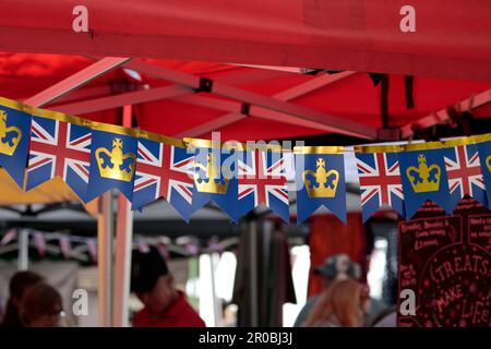 Re charles111 incoronazione celebrazioni maggio 2003 Horsham W. sussex uk Unione bandiere e bunting Foto Stock